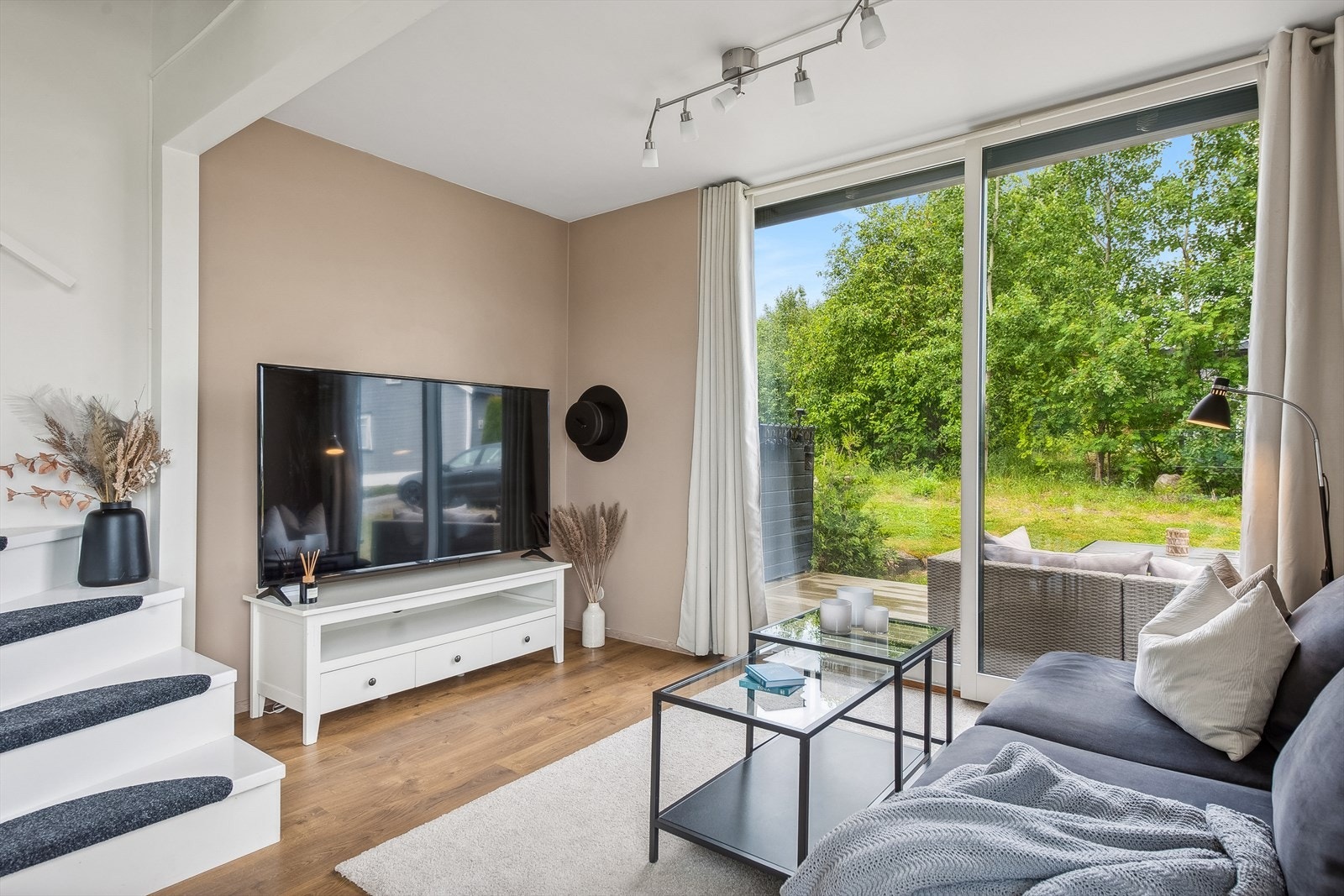 Stuen er møbleringsvennlig og fremstår som innbydende, med plass til sofagruppe og TV-møblement. Galleribilde