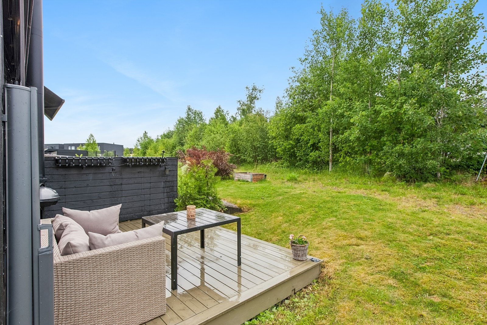 Fra stuen er det utgang til solrik terrasse med levegg mot nabo og stor gressplen. Galleribilde