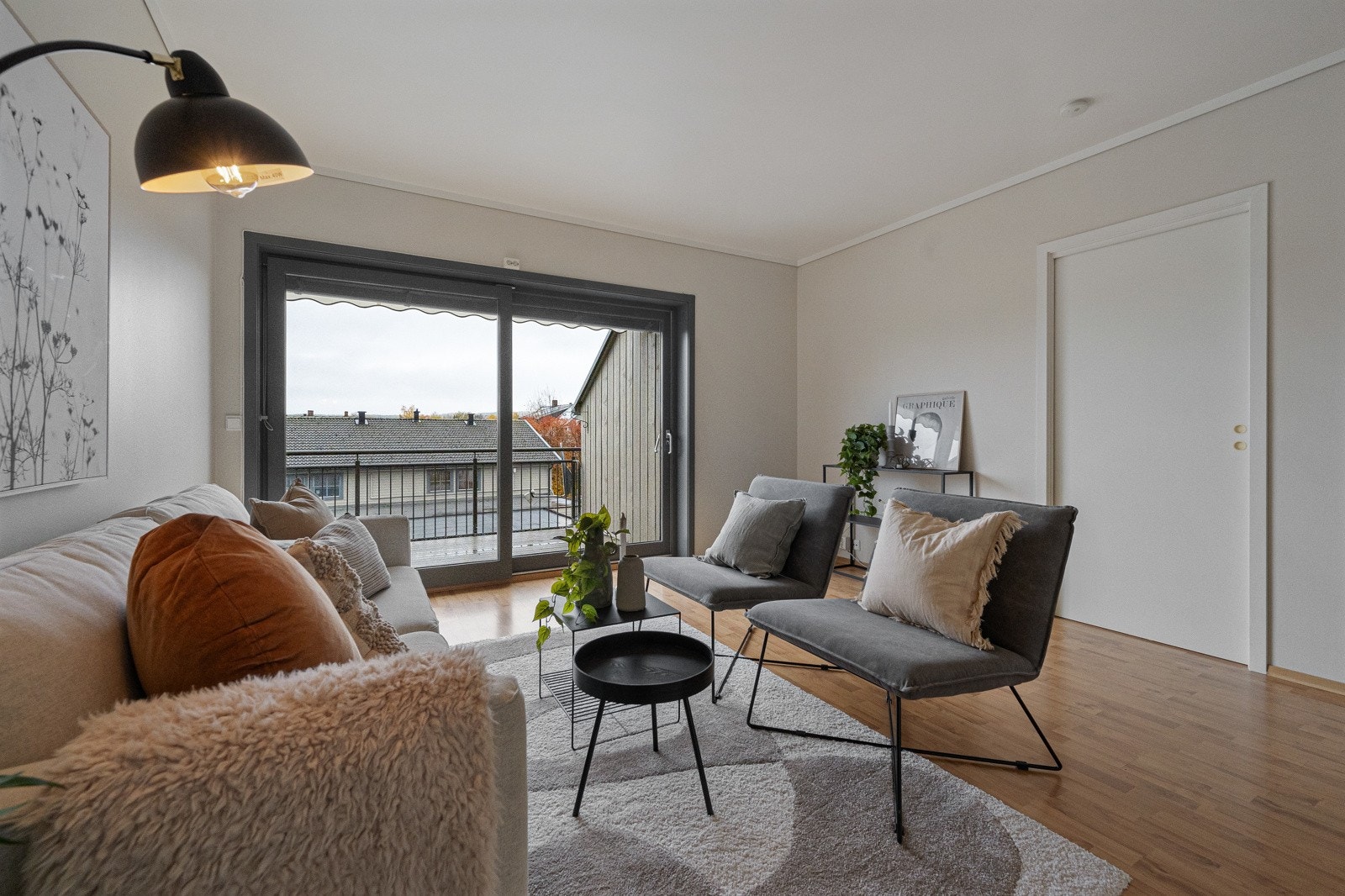 Utgang fra stuen til balkong. Galleribilde