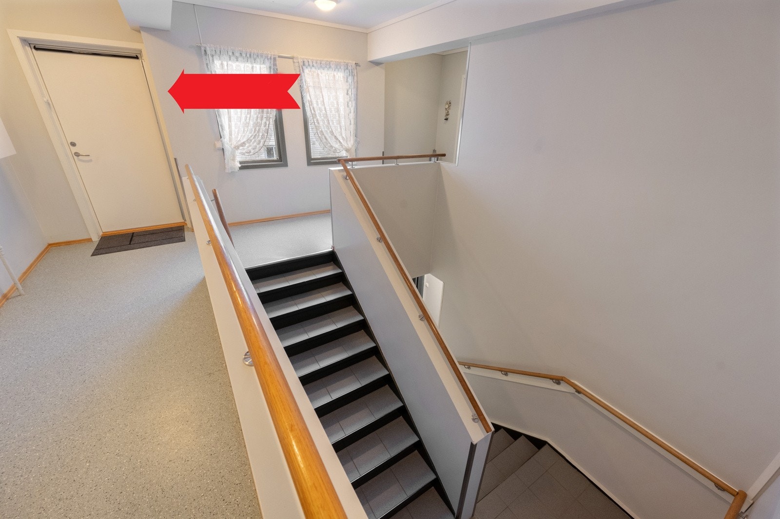 Trappeoppgang og heis. Galleribilde