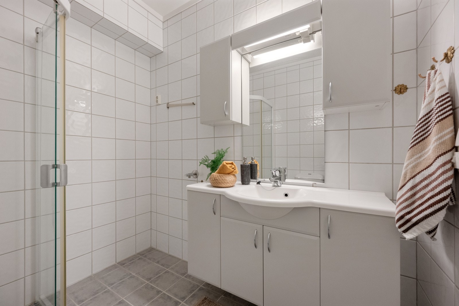 Badet er flislagt - varmekabler i gulv Galleribilde