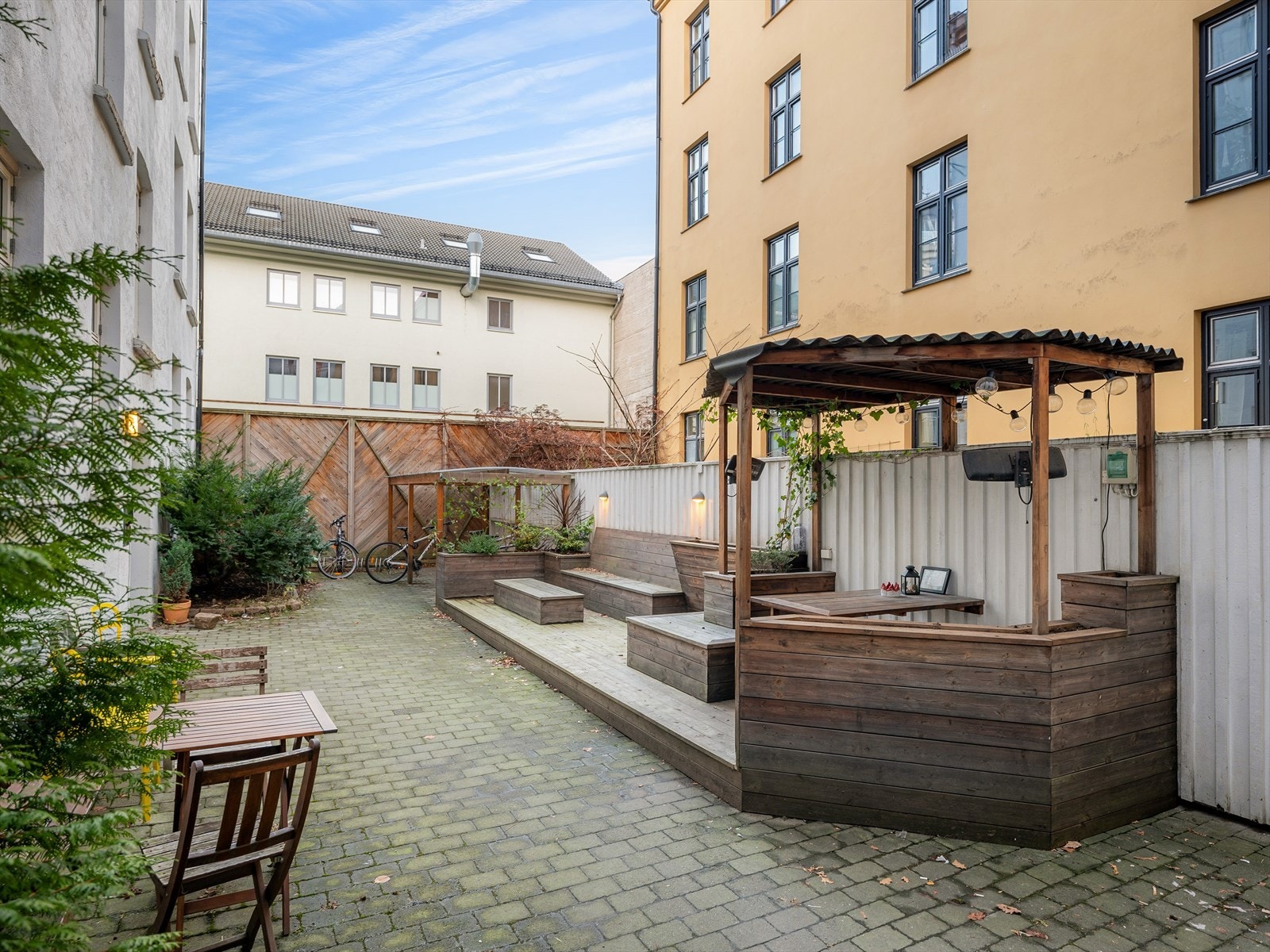 Idyllisk og pent opparbeidet bakgård med sittegrupper og plass til grill. Galleribilde