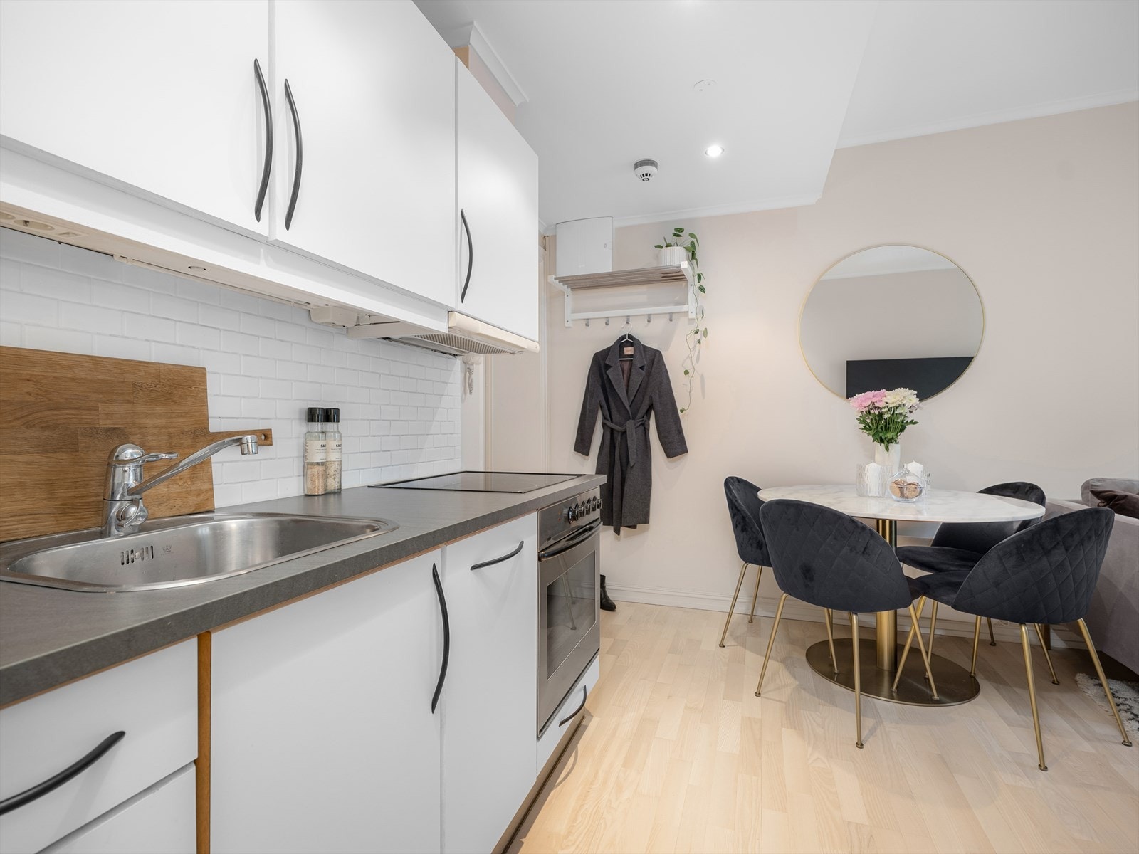 Felleskostnadene er på kr 1 860,- og inkluderer varmtvann, internett, kommunale avgifter og boligselskapets øvrige driftskostnader. Galleribilde