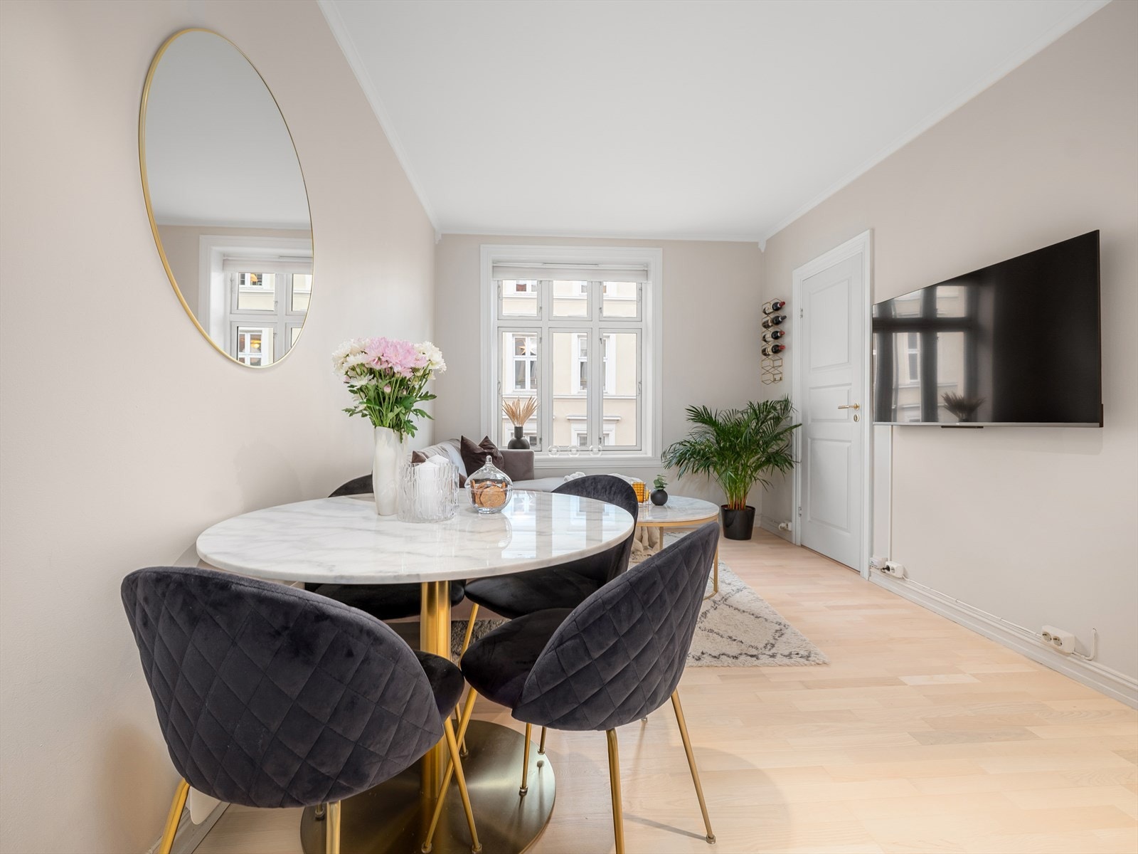 Boligen fremstår lys og luftig, med tak, gulv og vegger som ble modernisert i 2021. Galleribilde