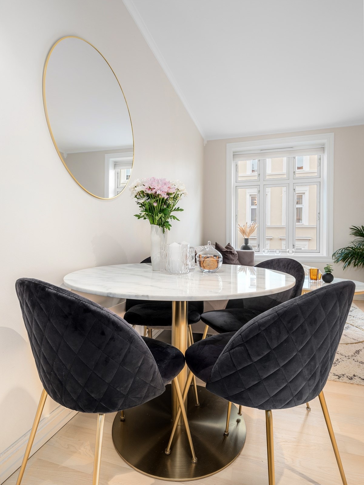 Den åpne kjøkkenløsningen gir plass til spisebord, og legger til rette for hyggelige middagsselskaper. Galleribilde