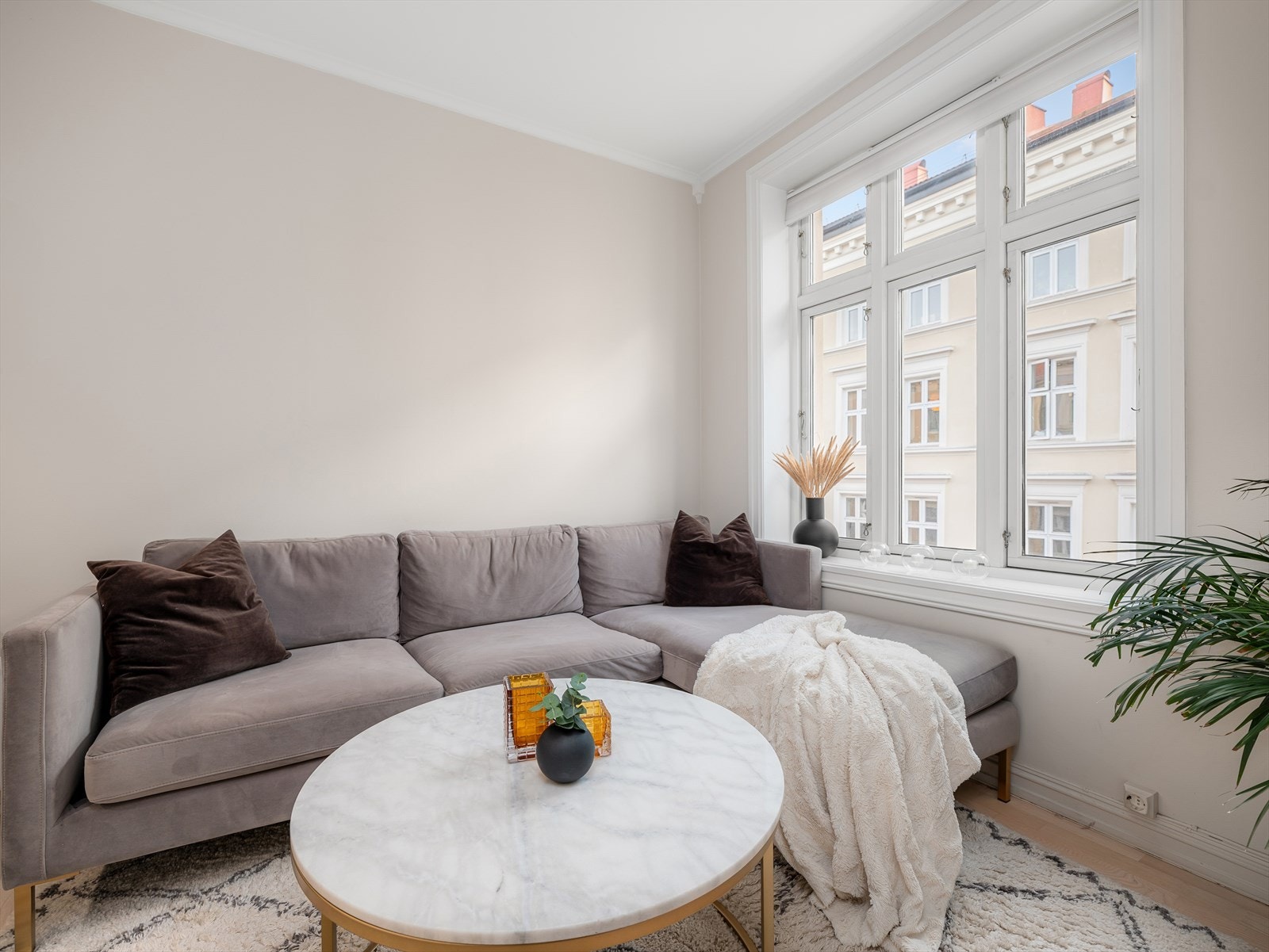 Store vindusflater som slipper inn mye lys! Galleribilde