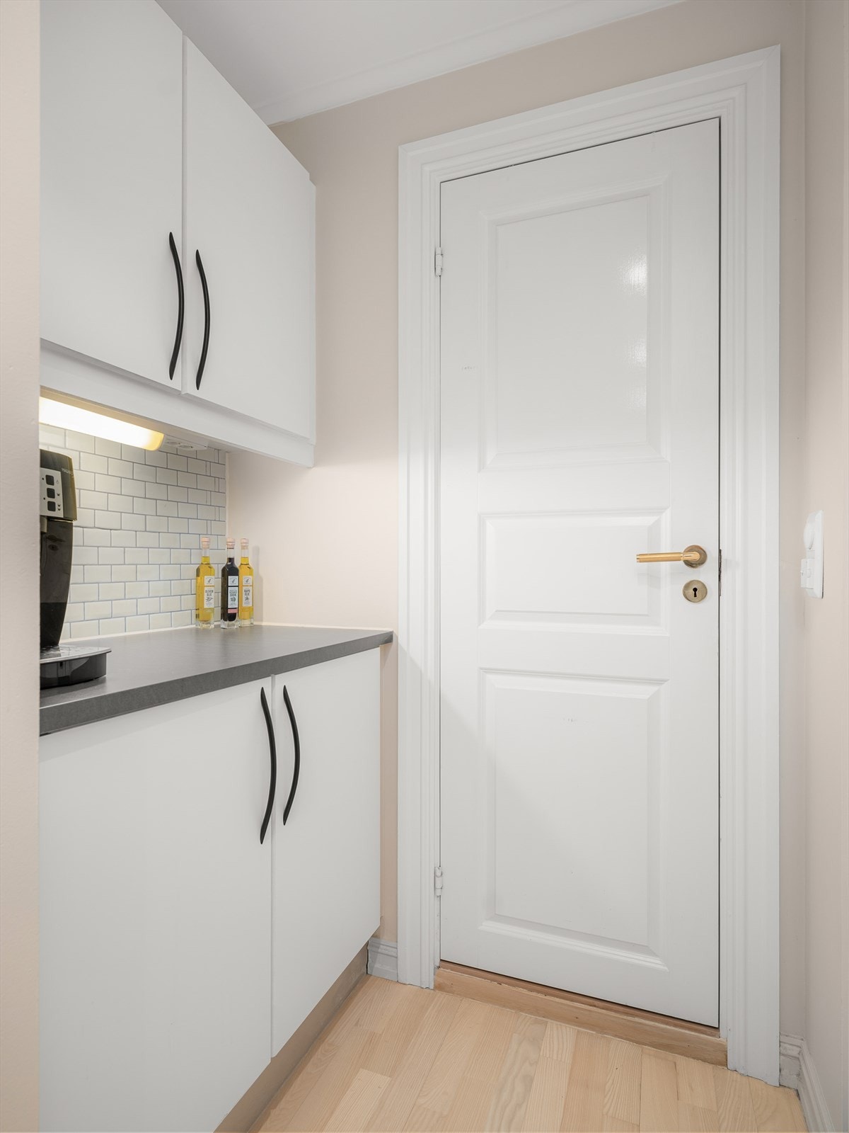 Kjøkkenet har benk og skapplass på begge sider, noe som gir god lagringsplass. Galleribilde