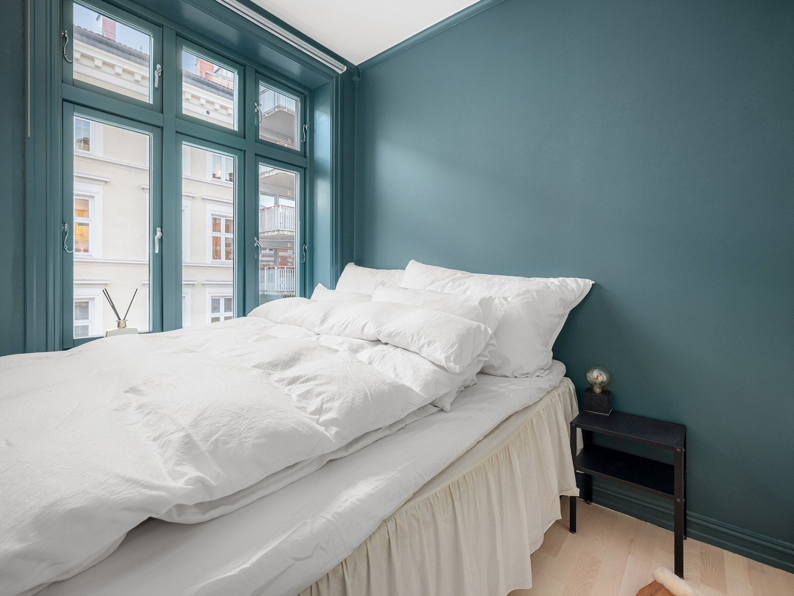 Nytt vindu på soverom. Selger informerer om 6-lags vinduer med 3-lags energiglass og lydlaminat, installert i 2022. Galleribilde