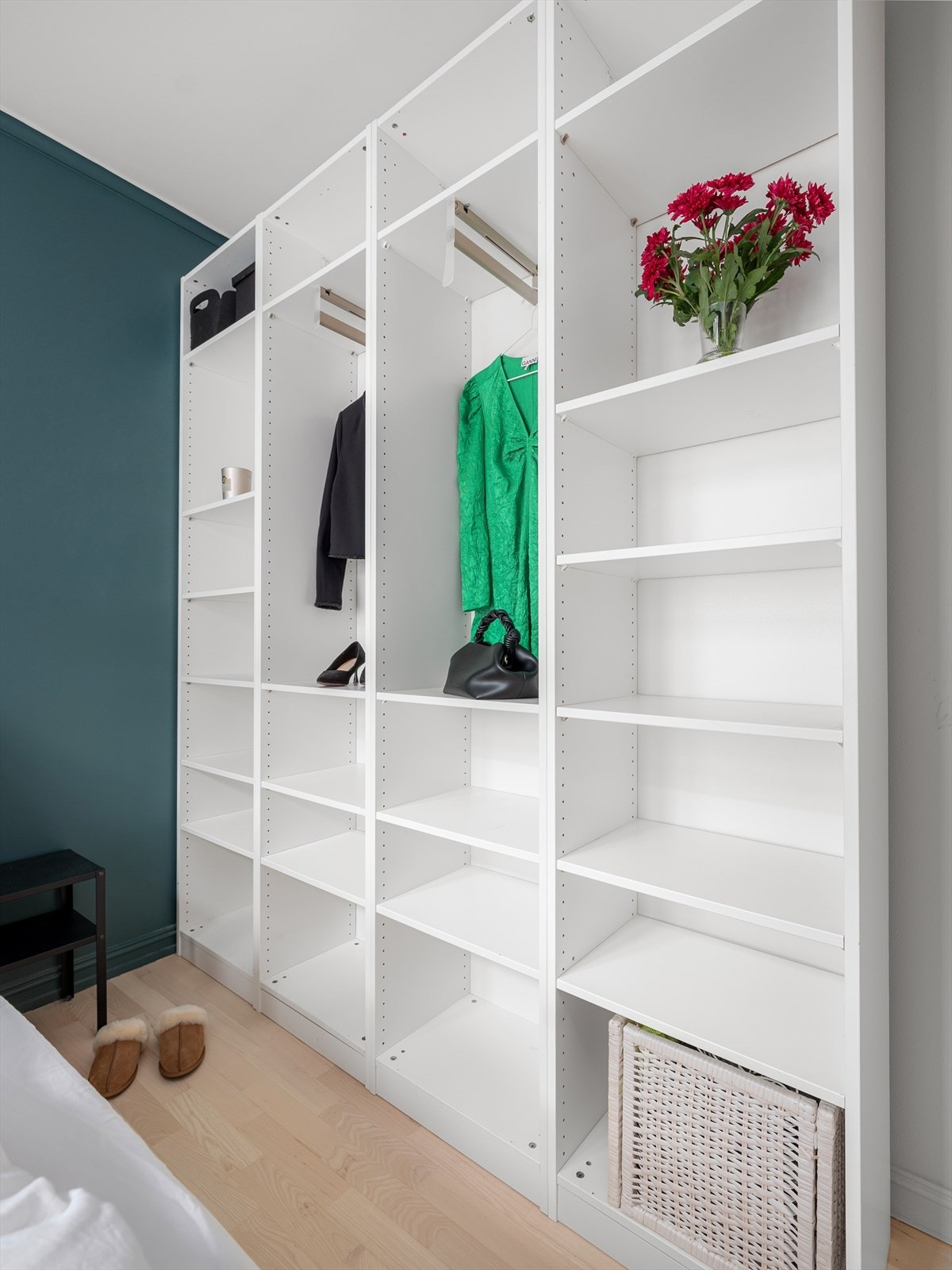 Soverommet er utstyrt med et romslig og praktisk garderobeskap. Galleribilde