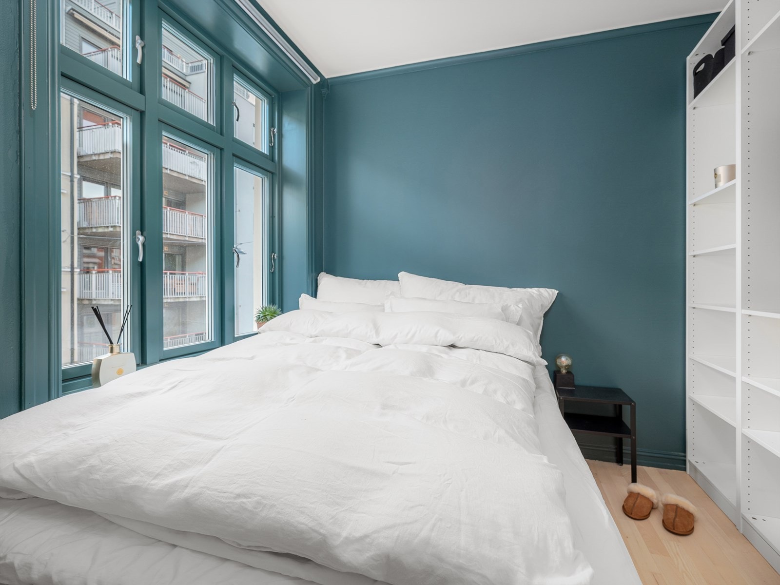 Romslig soverom malt i moderne farger, med plass til dobbeltseng og garderobeskap. Galleribilde