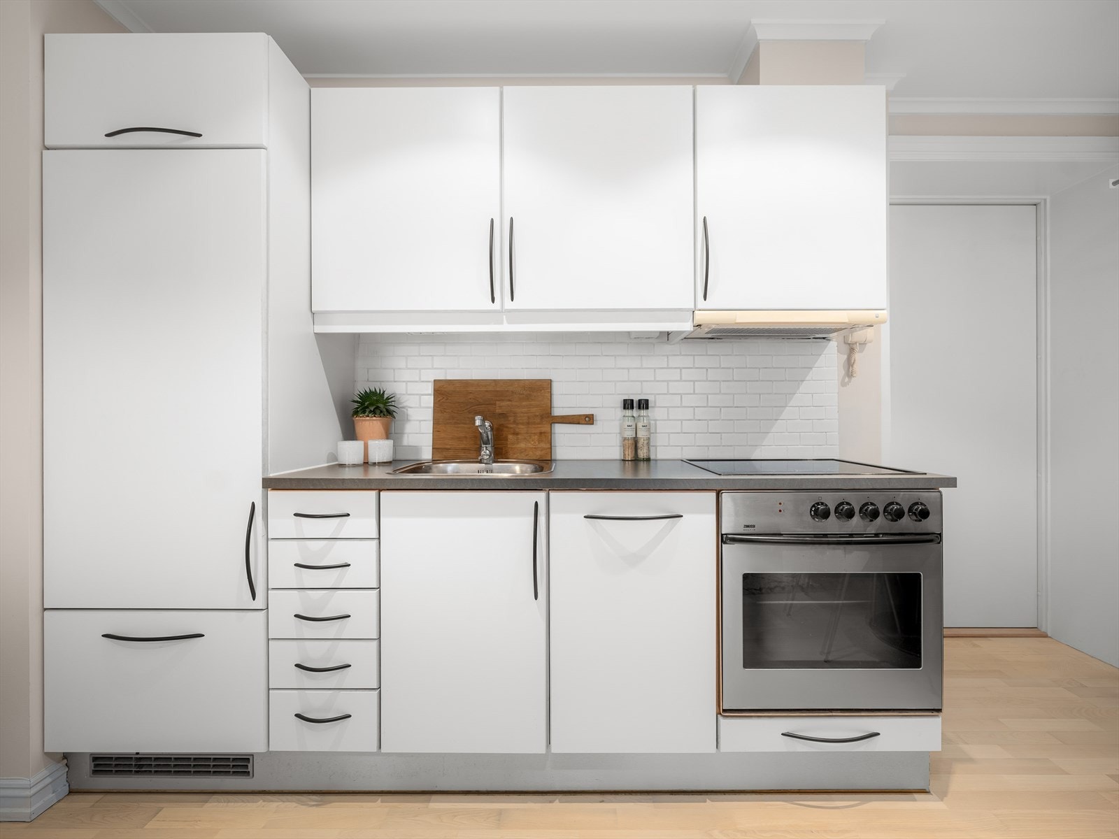 Kjøkkenet er utstyrt med integrert kjøleskap, komfyr, keramisk koketopp og oppvaskmaskin. Galleribilde