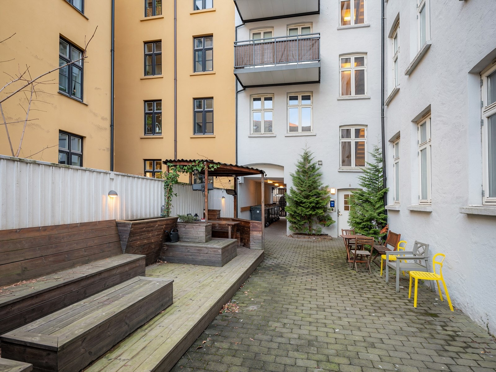 Bysykkelstativ finnes rett utenfor leiligheten. Du kan også gå nesten hele veien til Oslo S og Flytoget innendørs via Oslo Bussterminal. Galleribilde