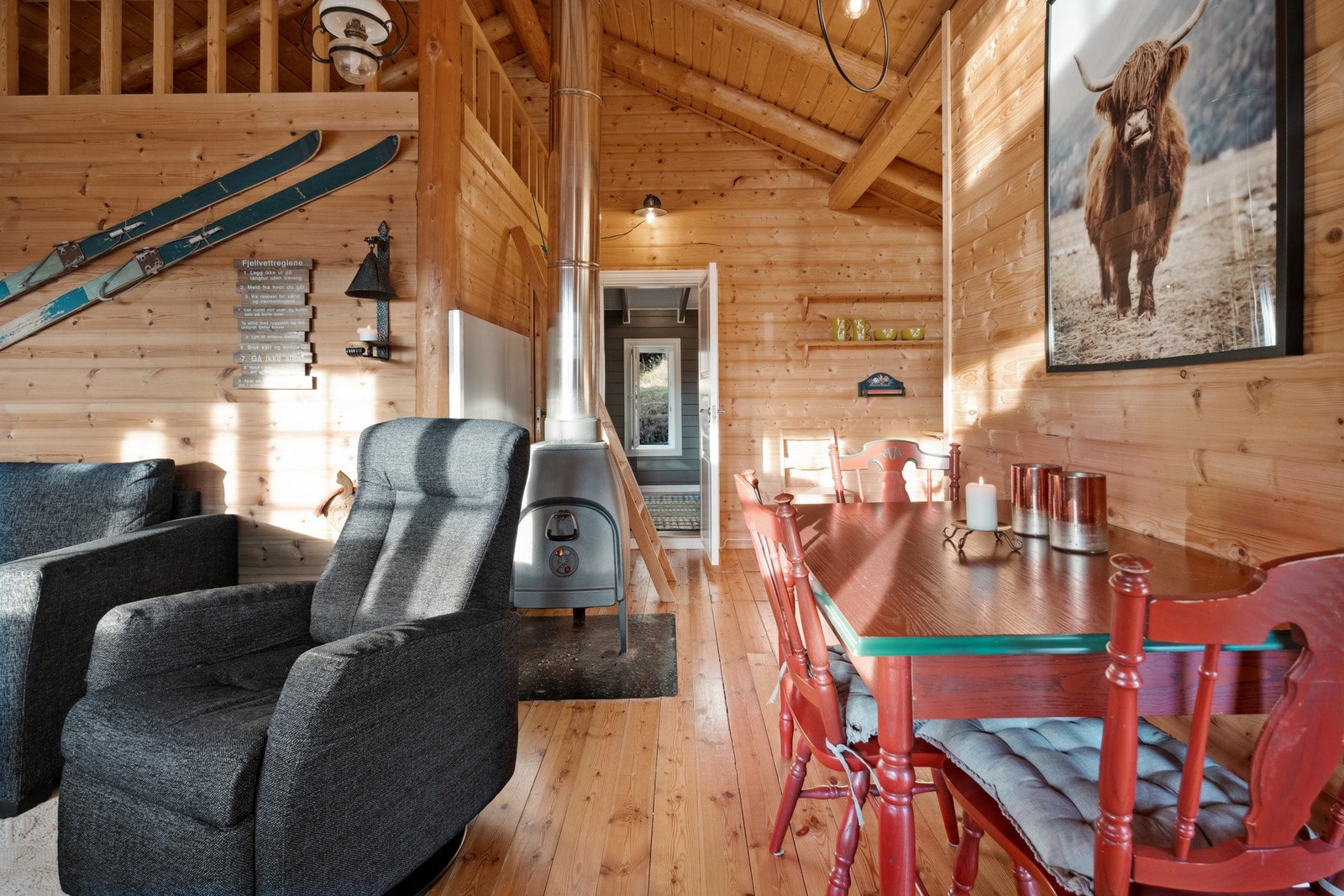 Plass til en liten spisegruppe i forlengelse av stuen. Galleribilde