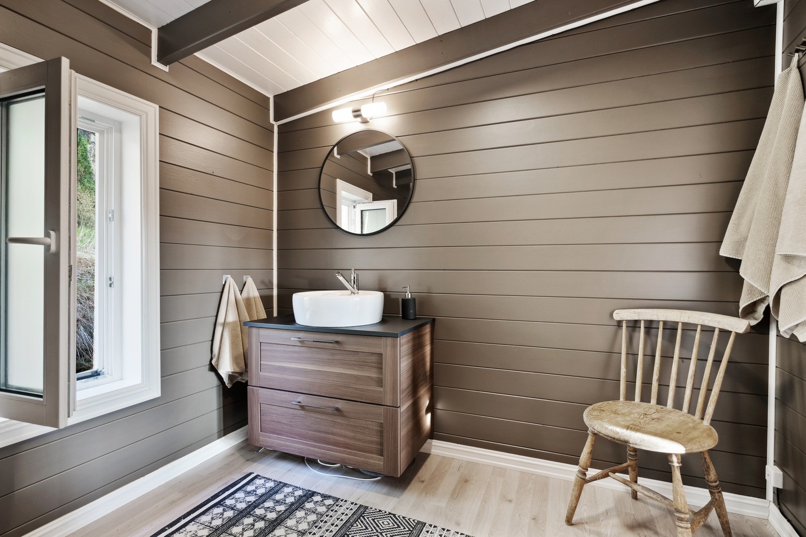 Innbydende og nylig etablert baderom. Galleribilde