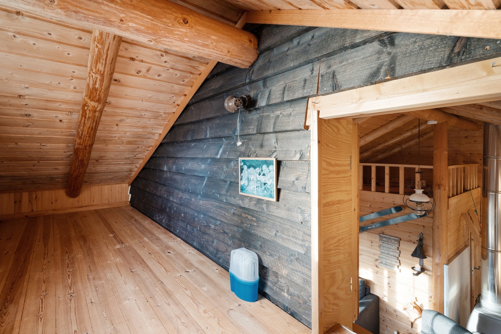 En av hyttens to hemser. Galleribilde