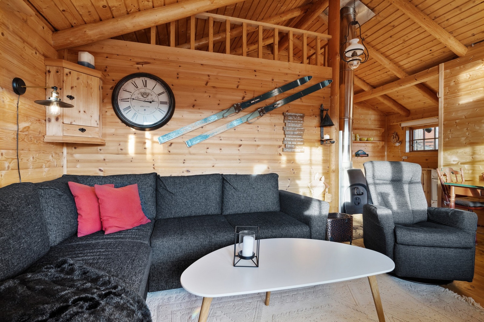 Furupanel på gulv. Vegger og himling har trepanel. Galleribilde