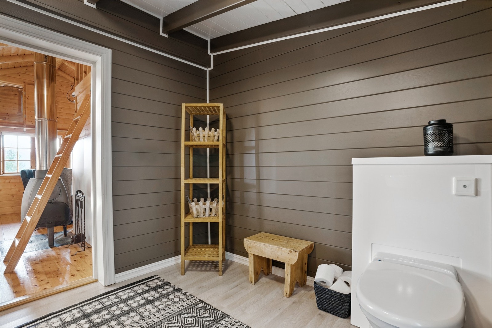 Benkeplate med vask, gulvmontert Jets vakuumtoalett. dusjkabinett. Galleribilde