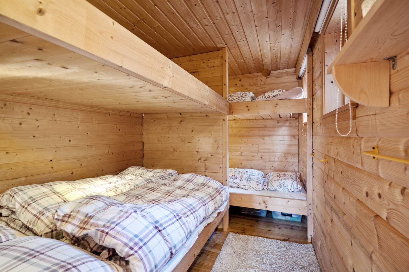 Soverom med plassbygd køyesenger. Galleribilde