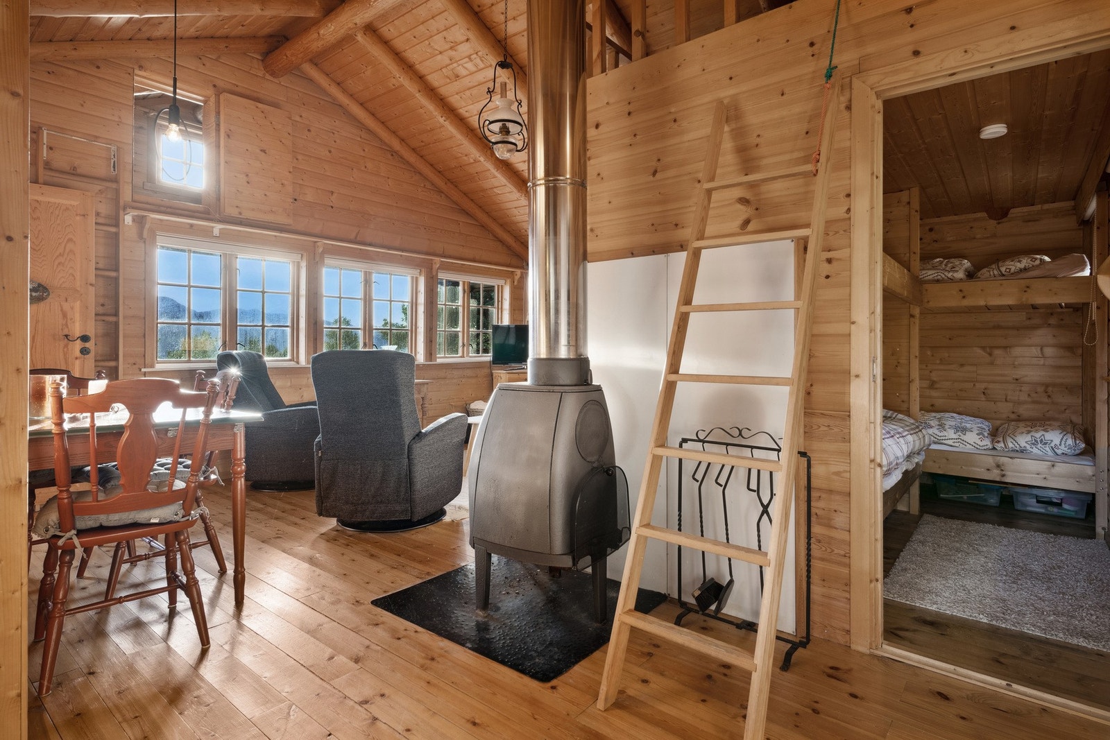 Gasskomfyr mellom underskap. Galleribilde