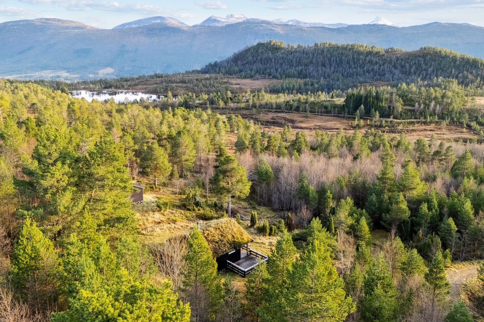 Hytten ligger idyllisk til i naturskjønne omgivelser. Galleribilde