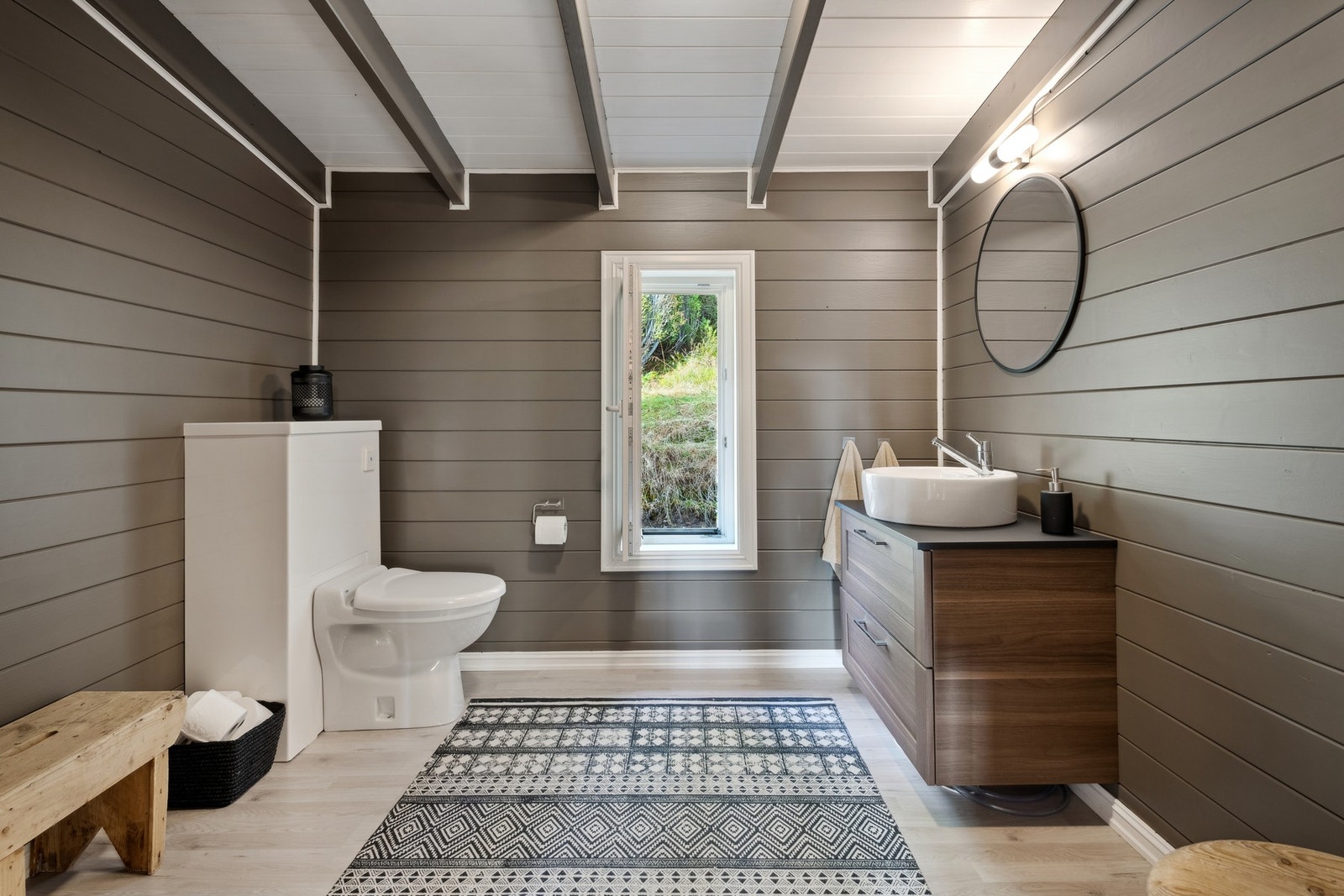 Naturlig ventilering gjennom åpningsvindu. Galleribilde