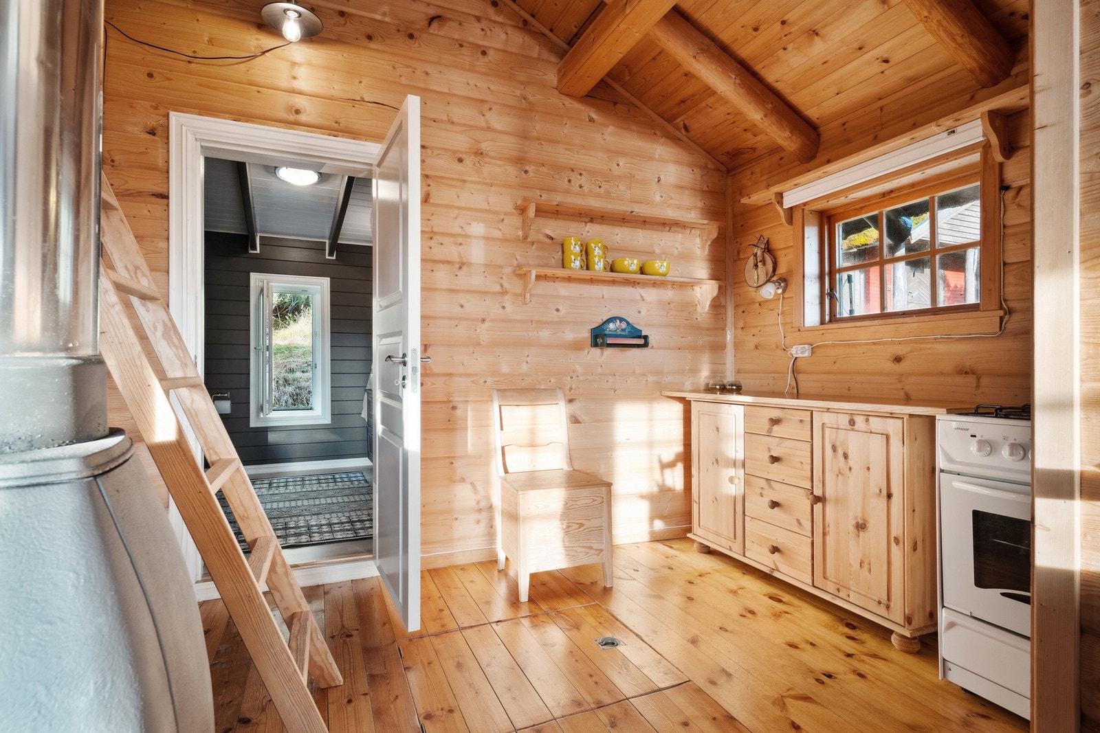 Kjøkkeninnredning med profilerte fronter. Laminert benkeplate. Galleribilde