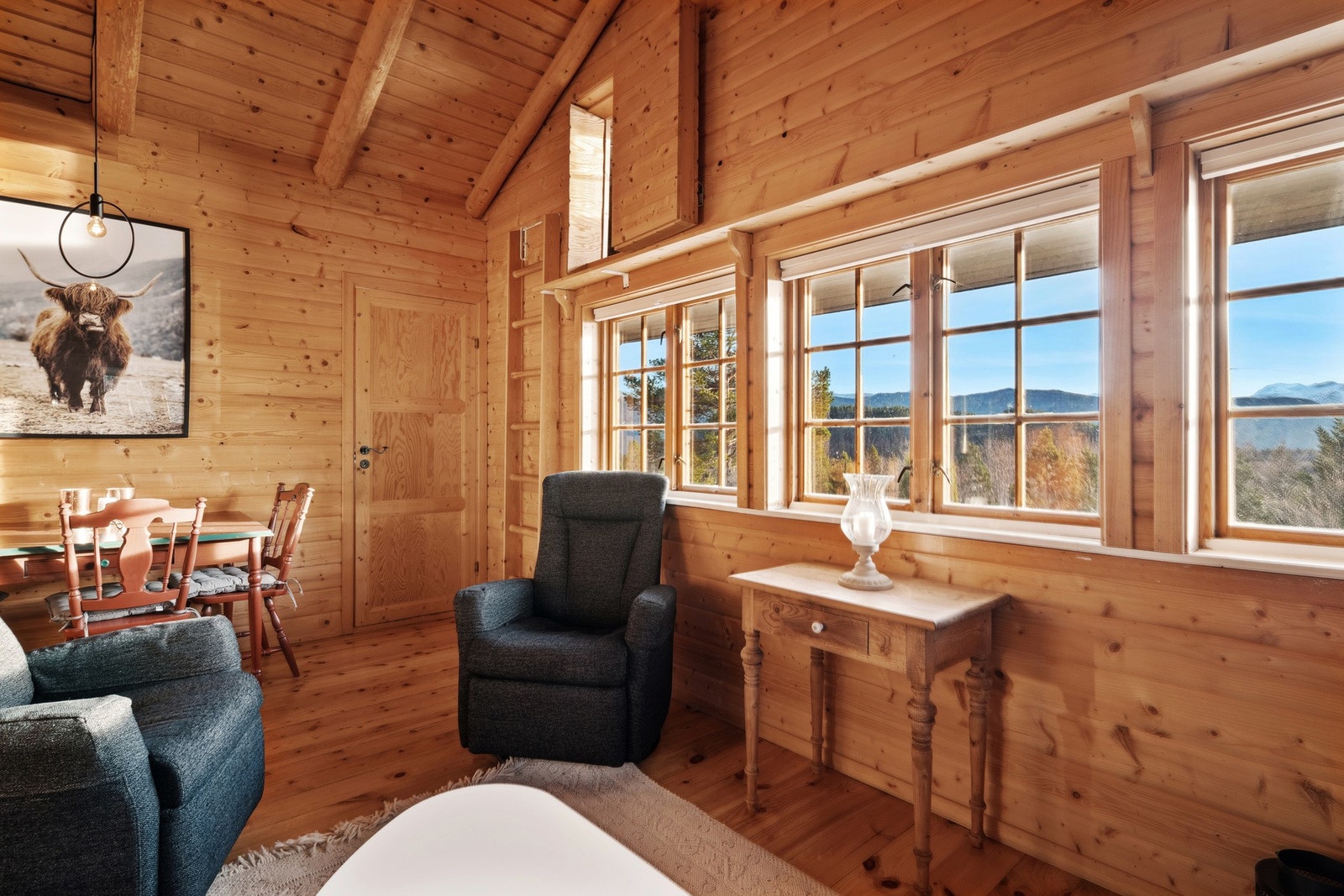 De store vindusflatene slipper rikelig med naturlig lys inn i hytten. Galleribilde