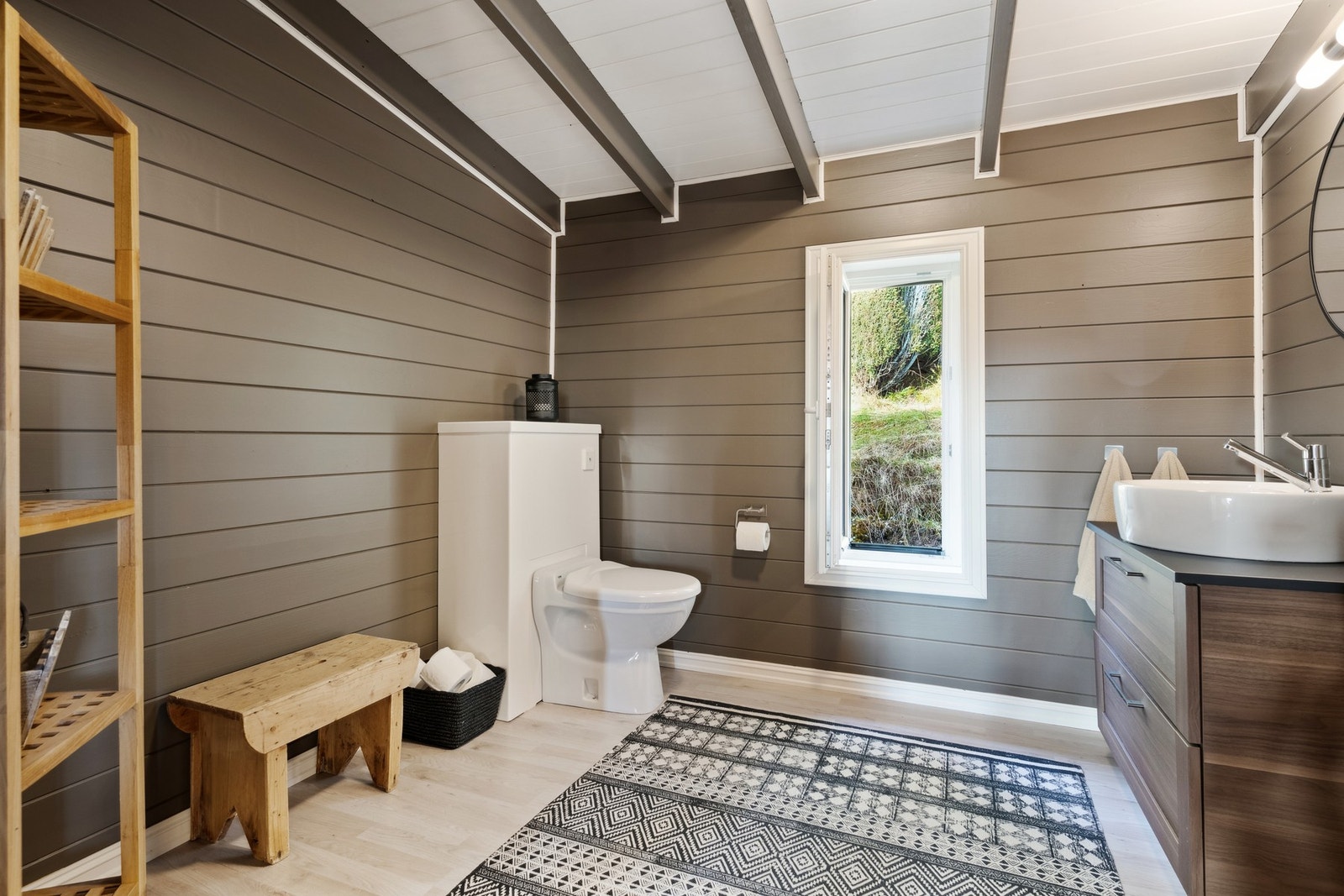 Innredet med underskap med profilerte fronter og speil med enkel belysning. Galleribilde