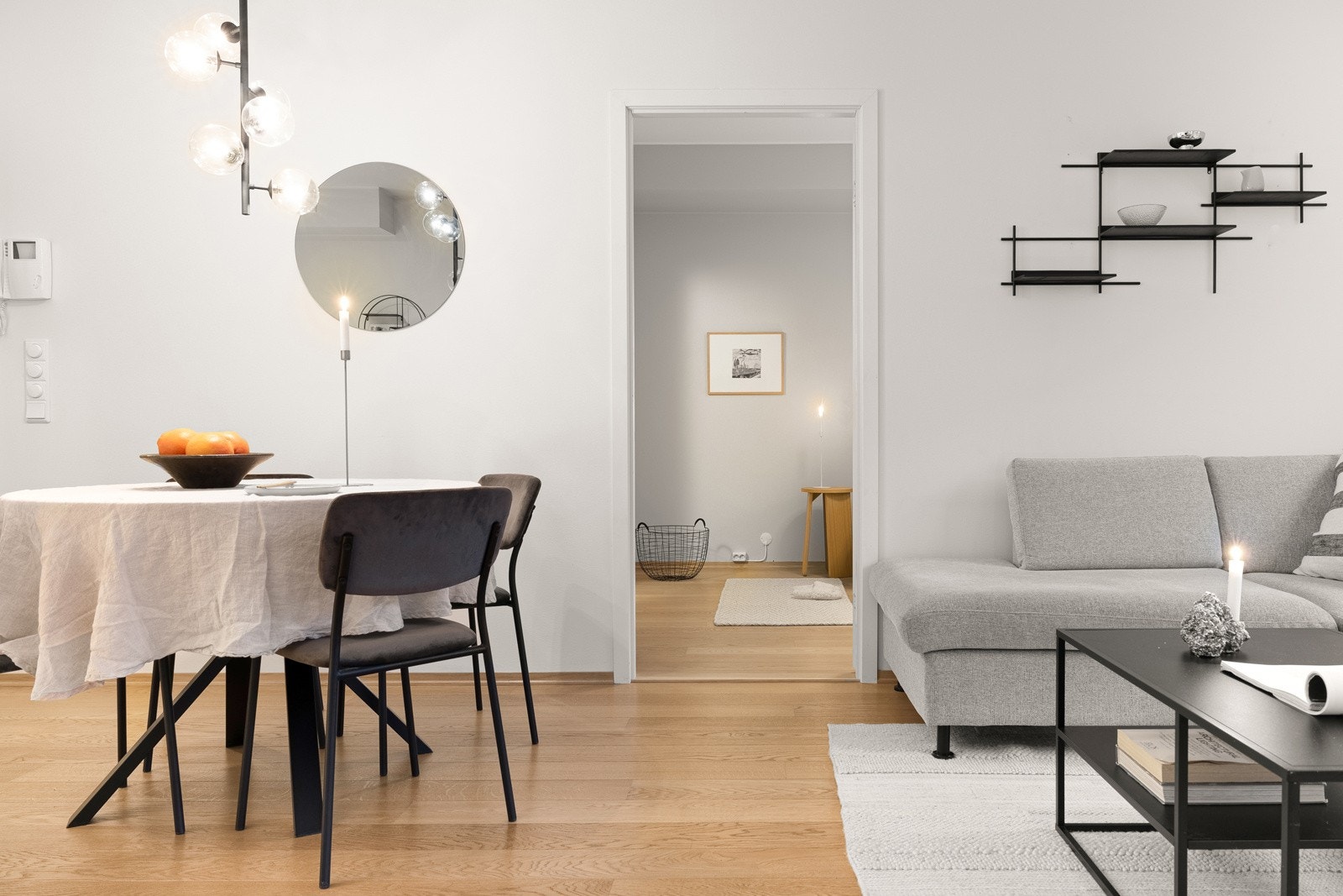 Stue og kjøkken måler totalt 26 kvm og har en planløsning som gjør det enkelt å møblere med både sofa og spisebord. Galleribilde