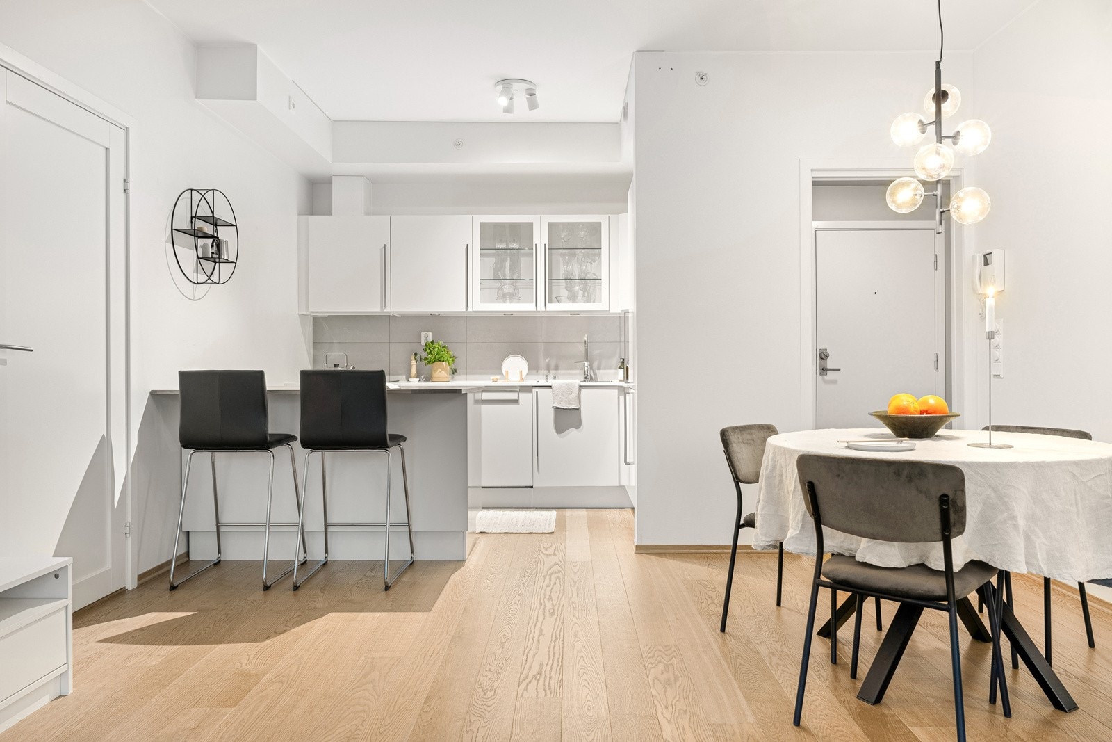 Kjøkkenet er levert av HTH, og består av en tidløs innredning med grå fronter og laminat benkeplate med nedfelt vask av stål. Galleribilde