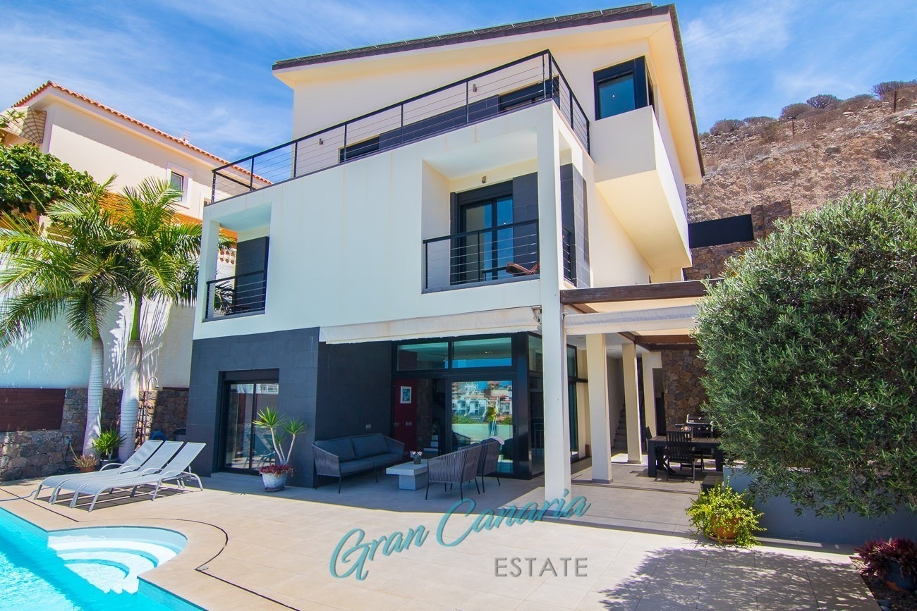 Fasaden sett fra uteområdet Galleribilde