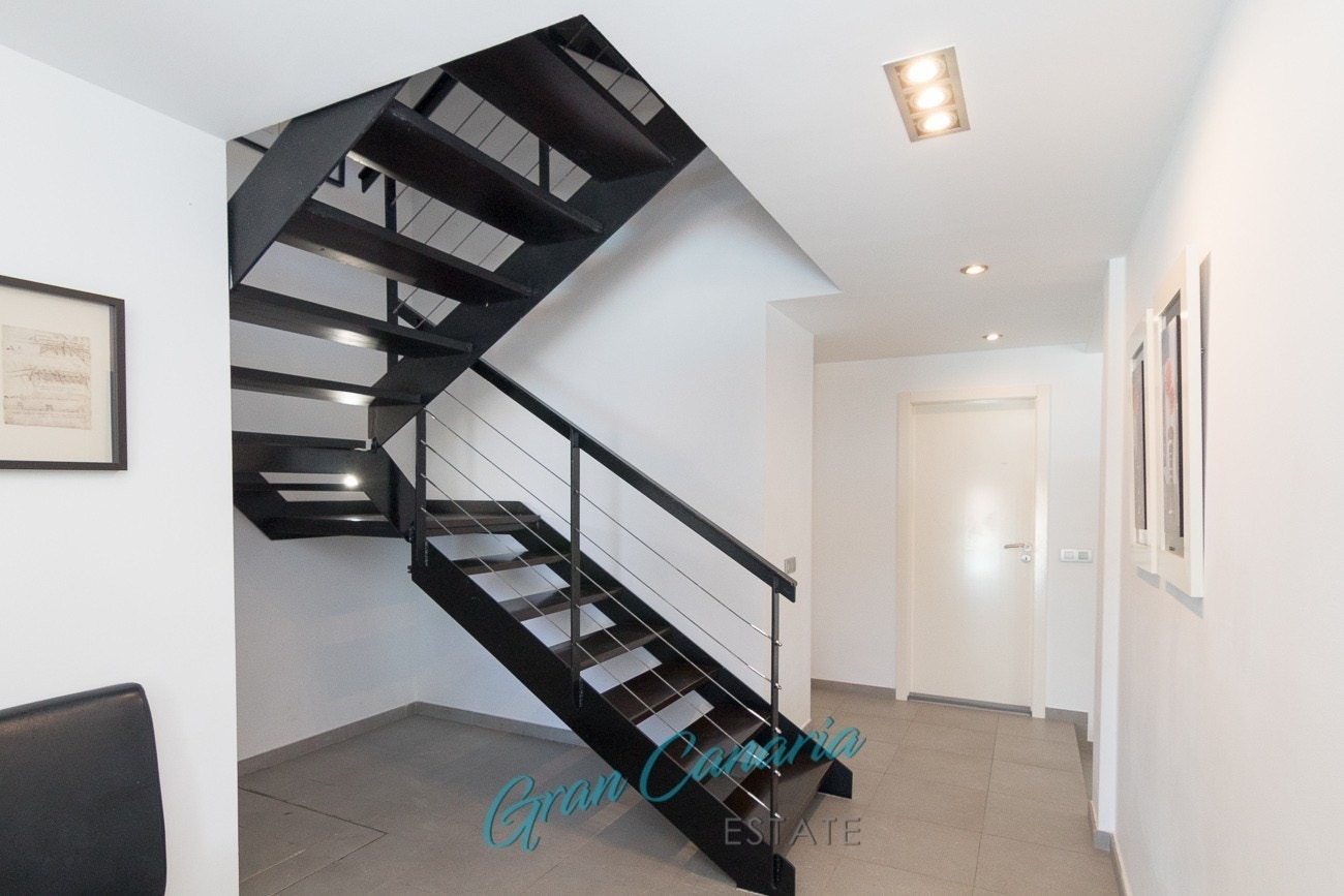 Trapp opp til neste nivå og dør til baderom i bakkant Galleribilde