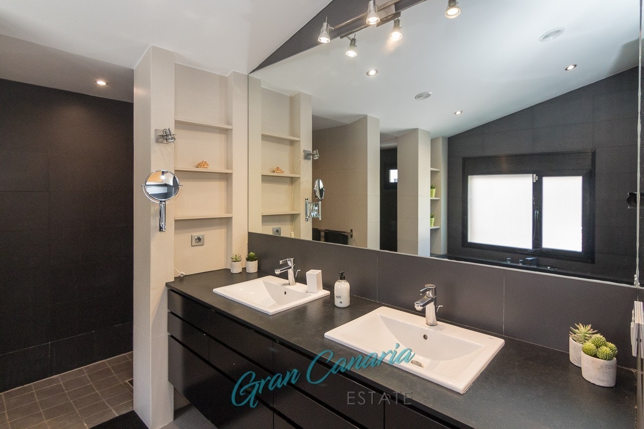 Baderommet som er tilknyttet soverommene på øverste plan Galleribilde