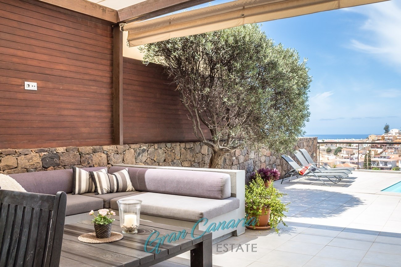 Hyggelig sittegruppe ute nært bassenget Galleribilde