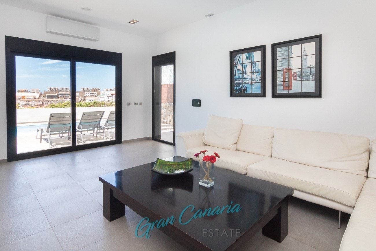 Utgang til bassengområdet både fra stue og fra spisestue Galleribilde