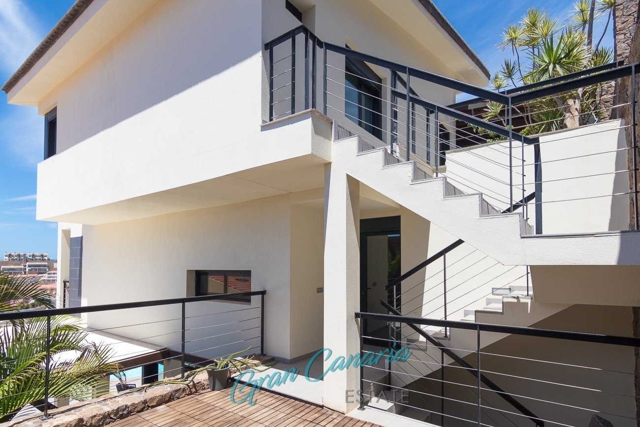 Både utvendig og innvendig trapp mellom etasjene. Bassenghold kan gjøres uten tilgang til innearealene. Galleribilde