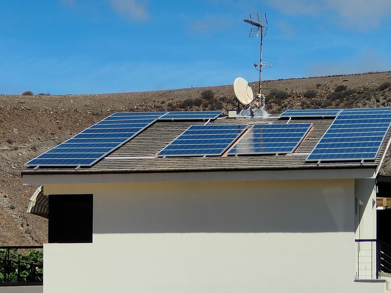 38 solcellepaneler på taket Galleribilde