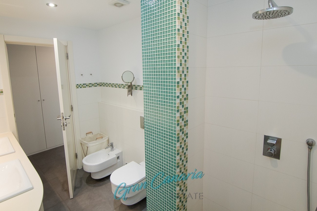 Ett av 2 baderom i 2. etasje (mellomplanet - totalt 3 etasjer) Galleribilde