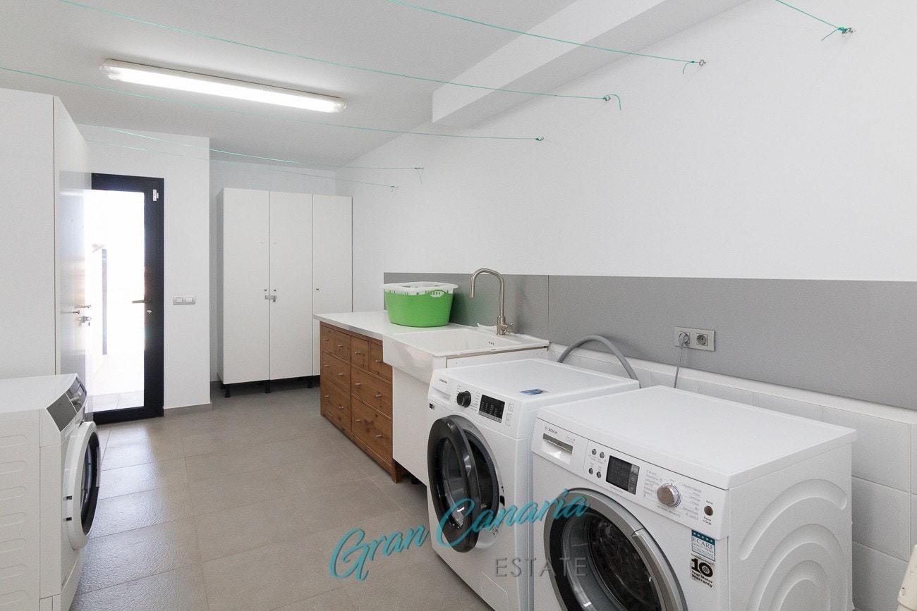 Særdeles flott og innholdsrikt vaskerom Galleribilde