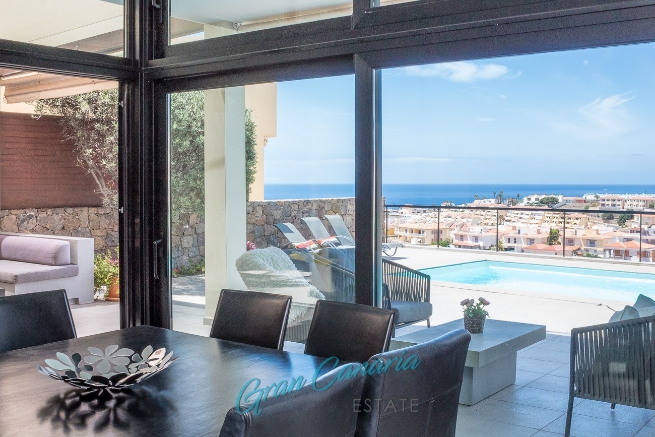 Hyggelig med nydelig utsikt fra spisegruppen inne også Galleribilde