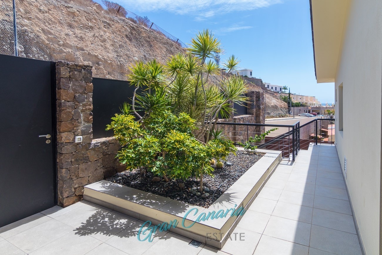 Siste bilde: Dør ut mot gaten på villaens øverste plan Galleribilde