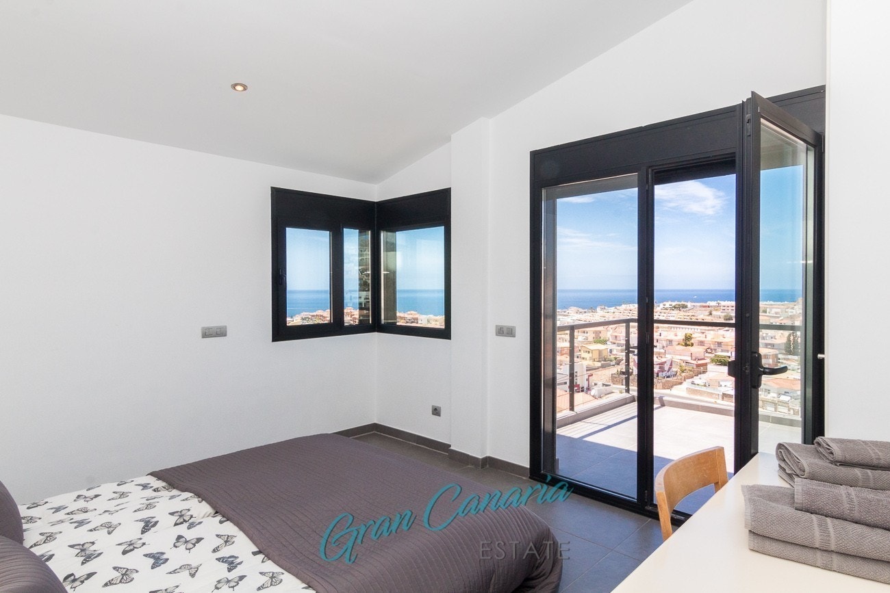 Ett av de to soverommene i øverste etasje (gateplan). Totalt er det 5 soverom og 2 stuer Galleribilde