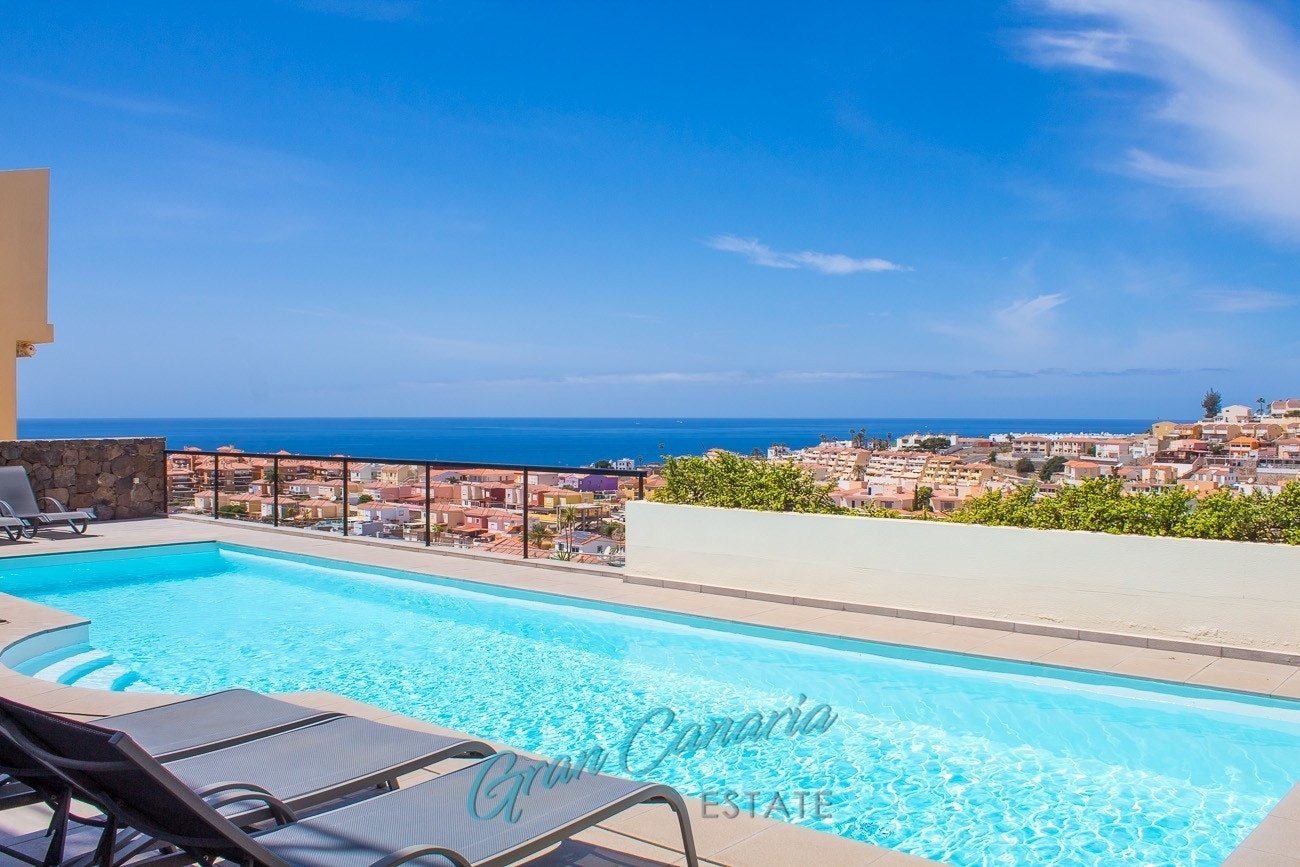 Stort nok svømmebasseng til svømmetrening og overveldende utsikt over Arguineguin og Atlanterhavet Galleribilde