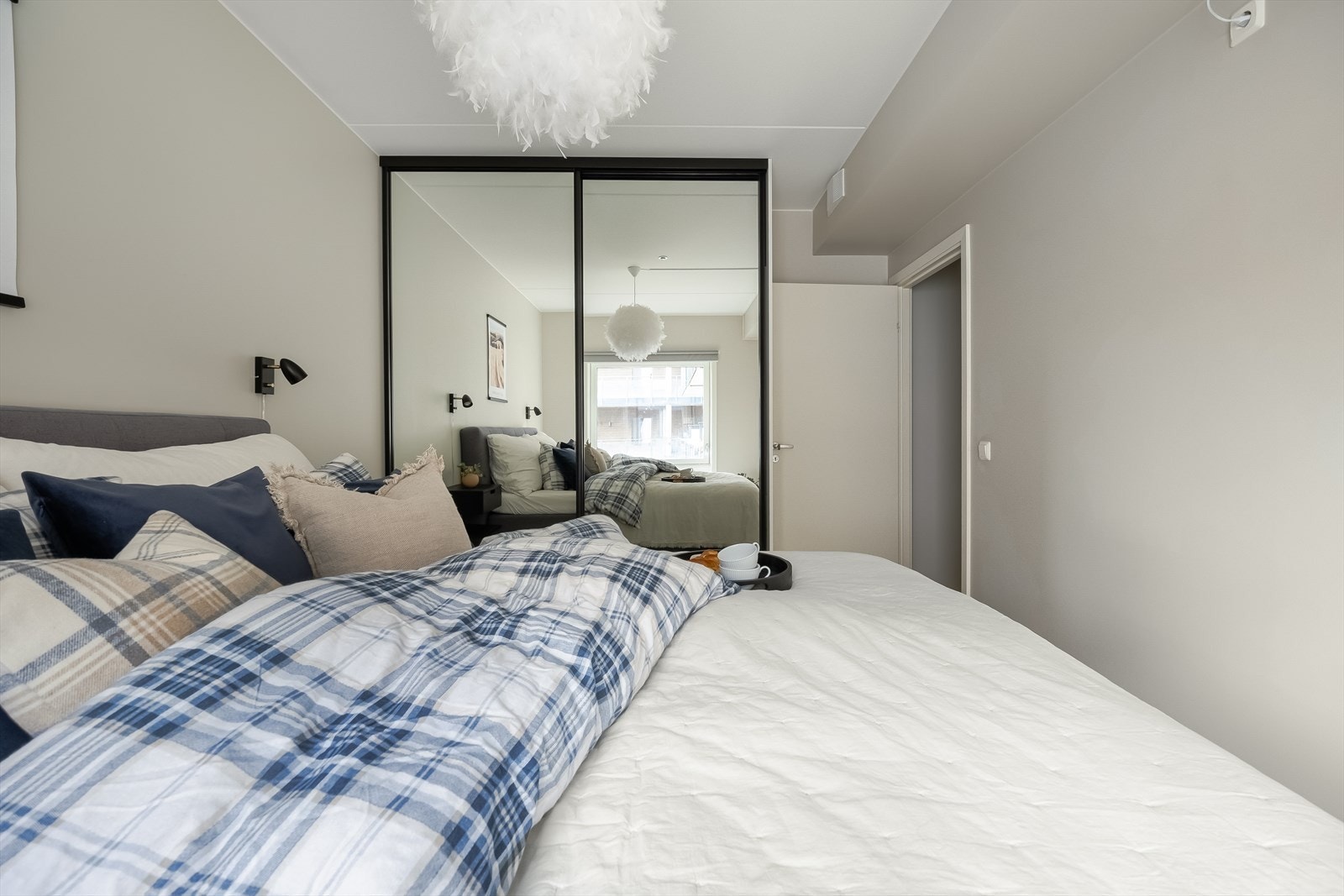 Stort plassbygd garderobeskap med gode oppbevaringsmuligheter. Galleribilde