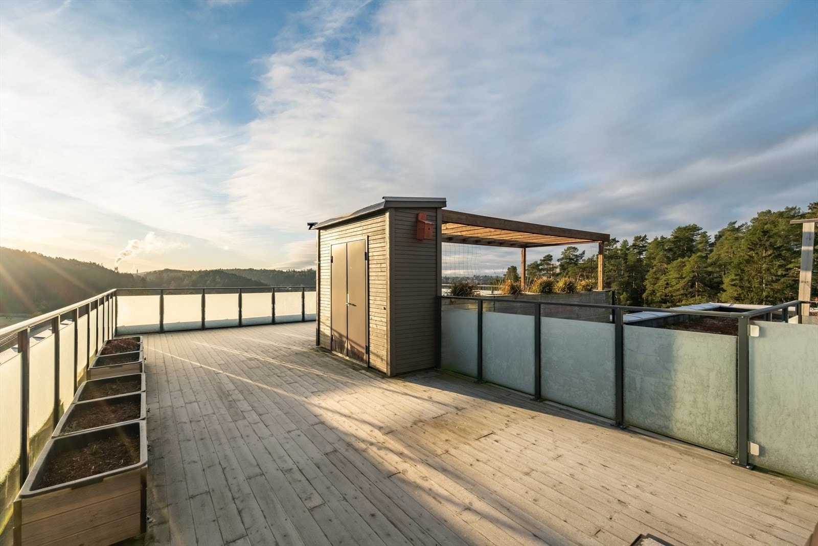 Tilgang på flere store felles takterrasser. Dyrking av urteplanter i sesong. Galleribilde