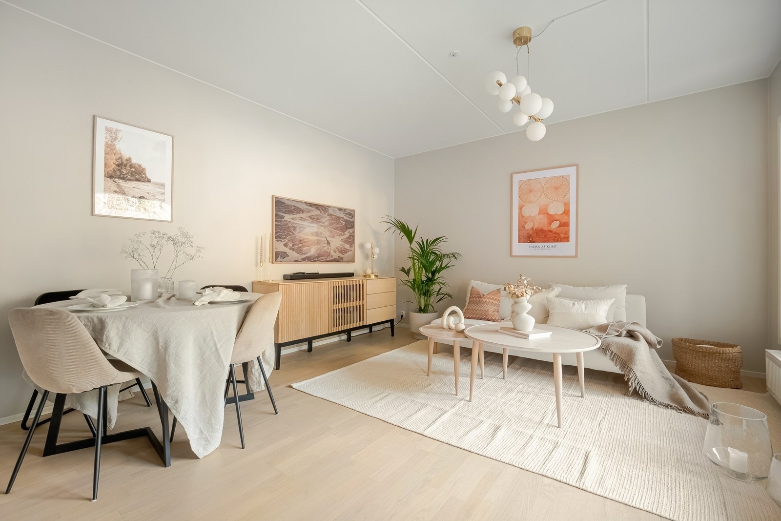 I stuen er det god plass til en større sofa som for eksempel hjørnesofa. Galleribilde