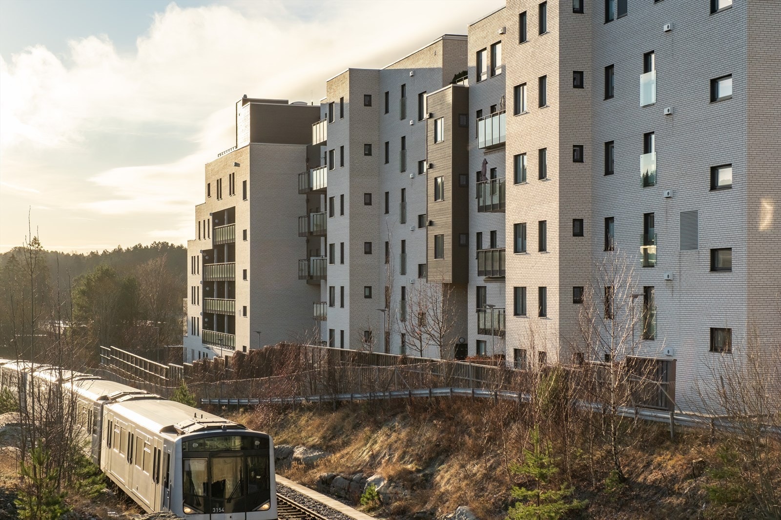 Leiligheten vender i sin helhet bort fra T-banen. Med andre ord ingen støy, men umiddelbar adkomst til banen mot sentrum. Galleribilde
