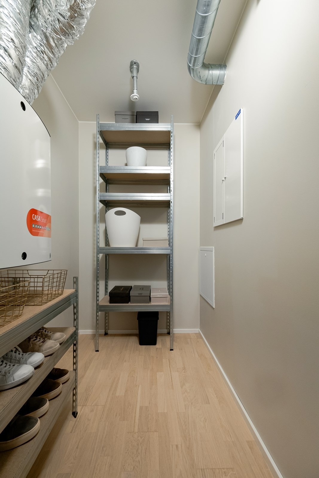 I entréen er det en praktisk bod som kommer godt med i hektiske hverdager. Galleribilde