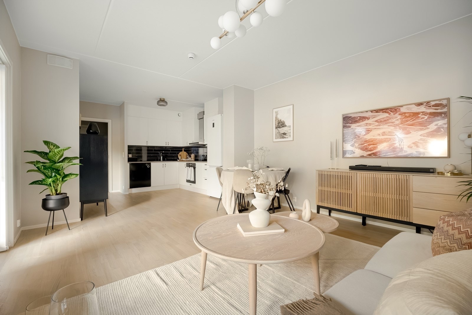 Leiligheten har stor stue med åpen kjøkkenløsning som gir en romslig følelse. Kan enkelt deles inn i ulike sosiale soner. Galleribilde