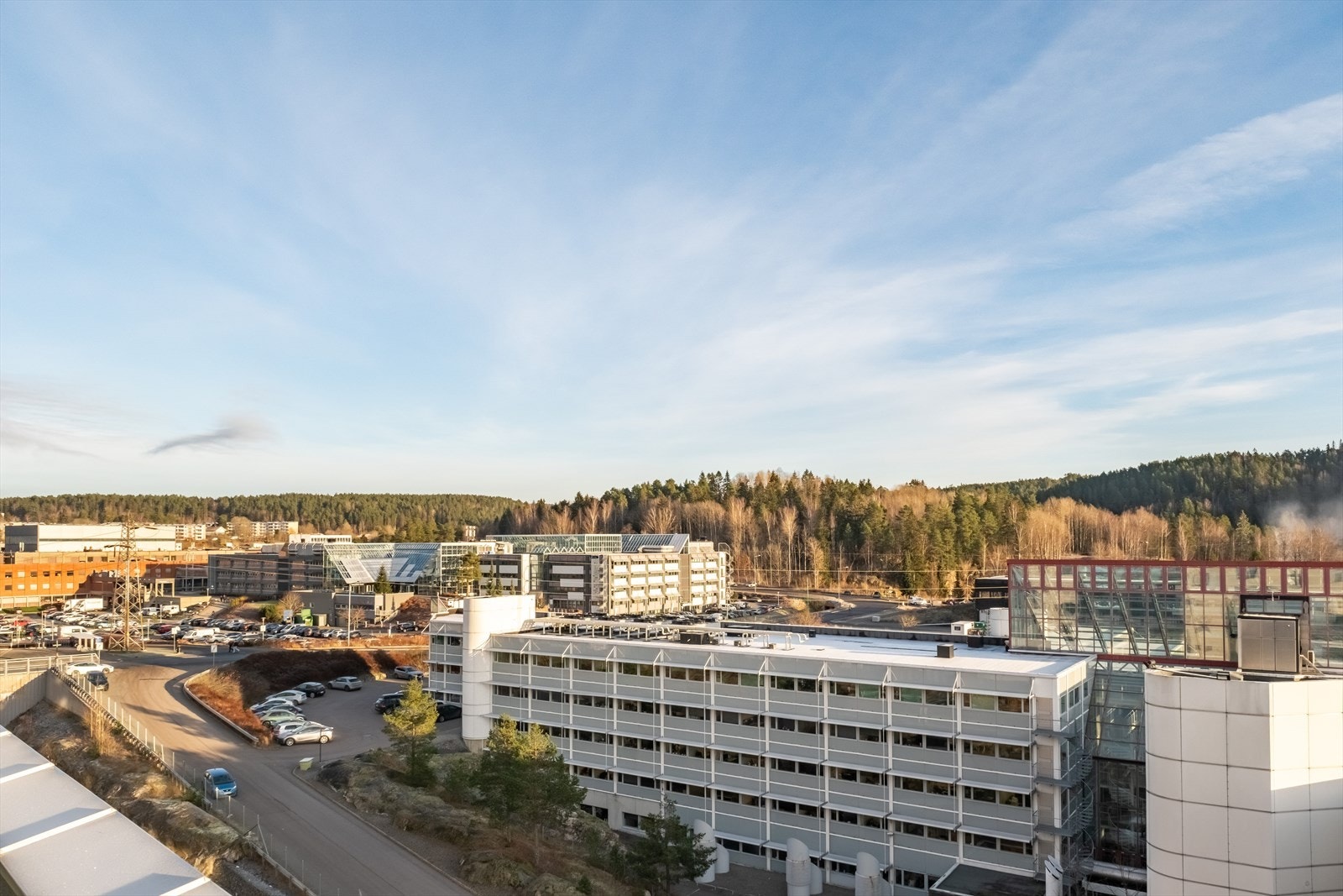 Gangavstand til Østmarka og Skullerud Idrettsanlegg sine fasiliteter. Som man kan se så er snøproduksjonen på Rustad Skistadion i gang for vinterens skiløyper. Galleribilde